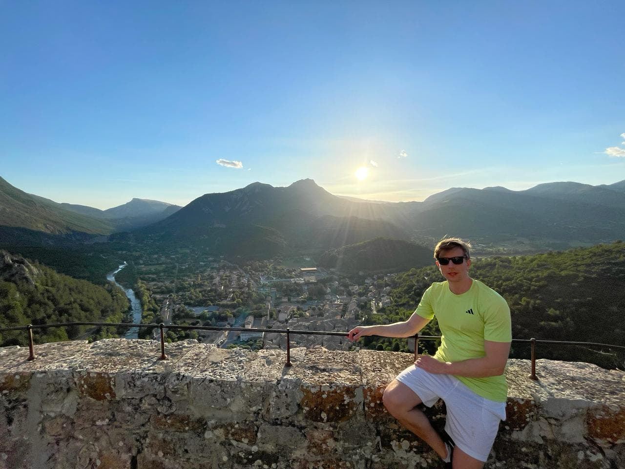 Tobias vor Bergpanorama bei Sonnenuntergang